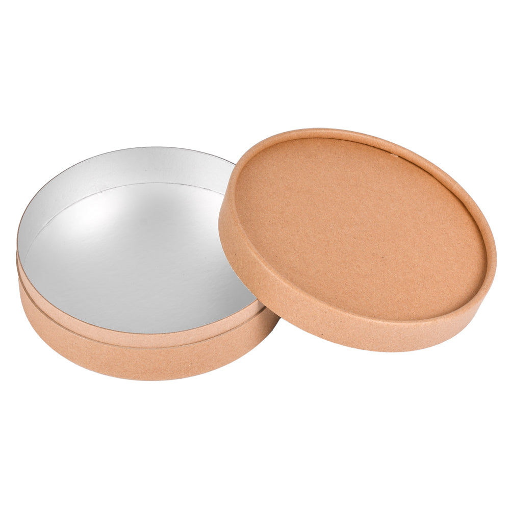 Runde, braune Pappschachtel von ☆ mit abgenommenem Deckel und silbern glänzender Innenseite - perfekt als recycelbare Verpackung für minimalistisches Design.