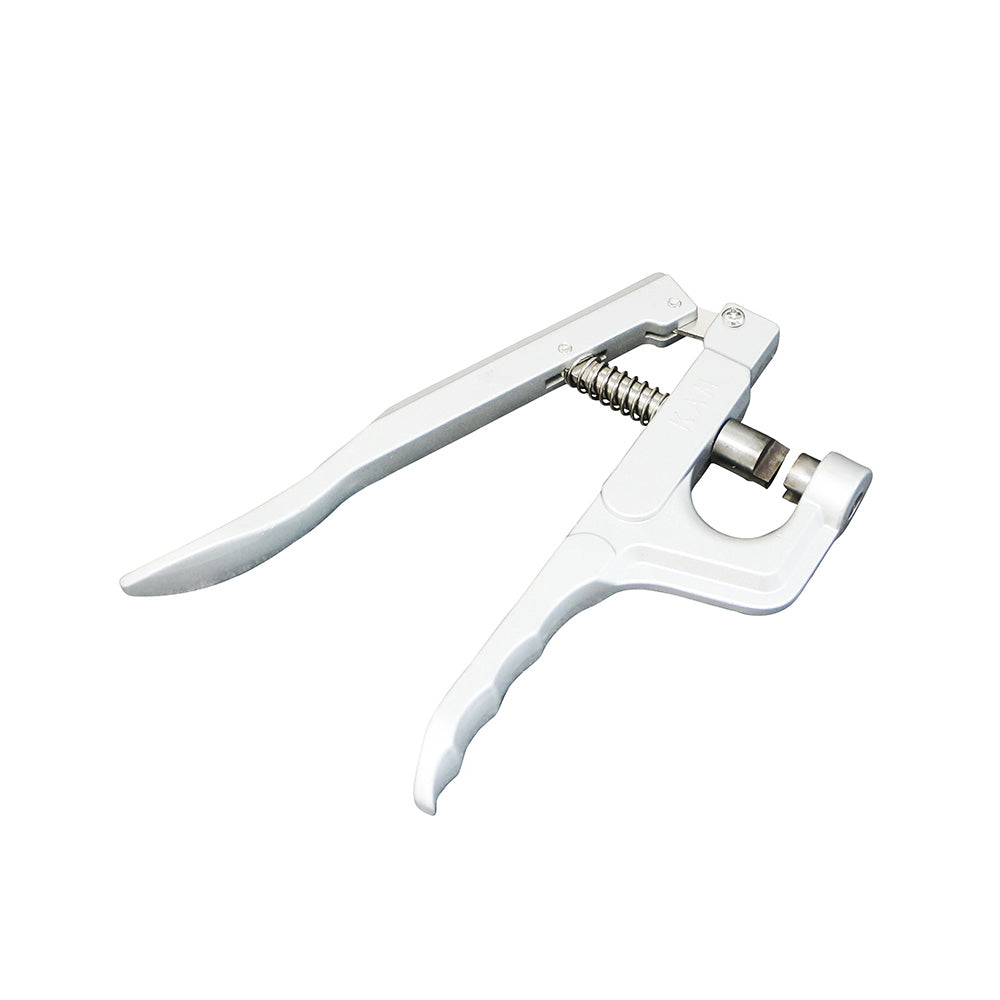 Die ☆ weiße Hand-Knoblauchpresse hat einen gebogenen Griff und eine Presskammer aus Metall, die an Präzisionswerkzeuge wie die Zange erinnert, die auf weißem Hintergrund abgebildet ist.
