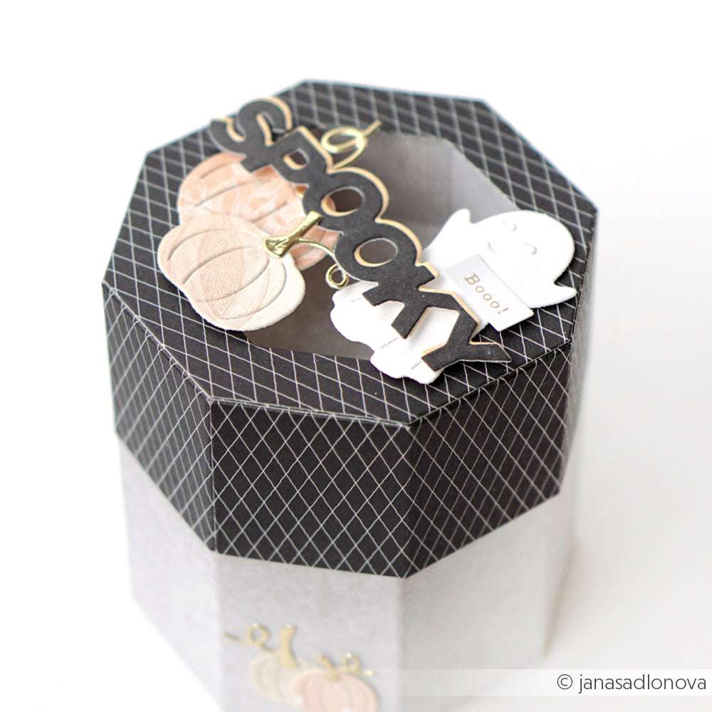 Schwarze achteckige Geschenkbox mit gruseligen Kürbissen und Gespensterdekorationen auf dem Deckel, hergestellt mit Alexandra Renke Stanzen für Designpapier für eine einzigartige, festliche Note.