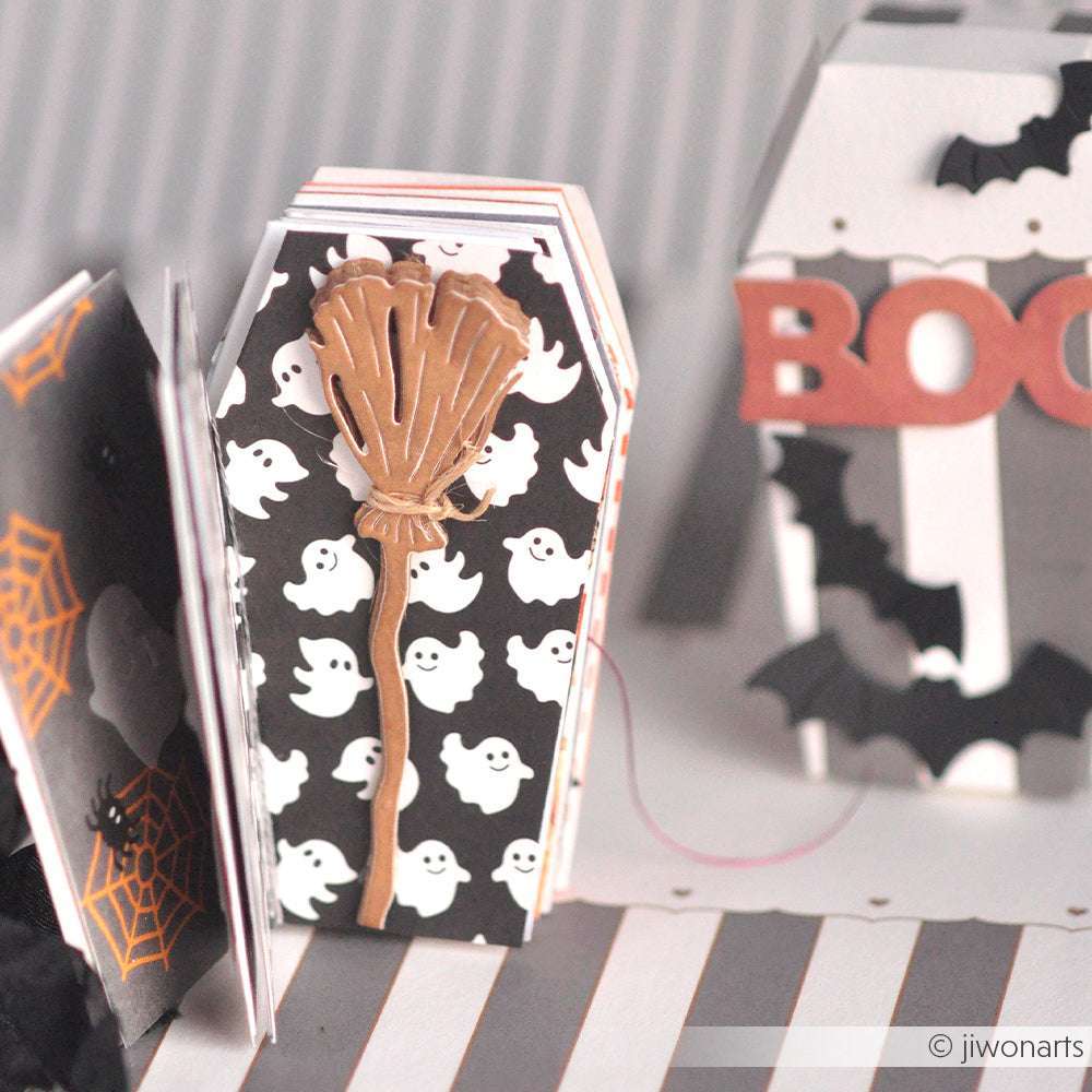 Mini-Halloweenkarte in Sargform von Alexandra Renke, gefertigt mit hochwertigen Designpapieren und verziert mit Geistern, Spinnennetzen und einem braunen Besen - ein zauberhafter, von Hexen inspirierter Akzent neben der BOO-Dekoration.