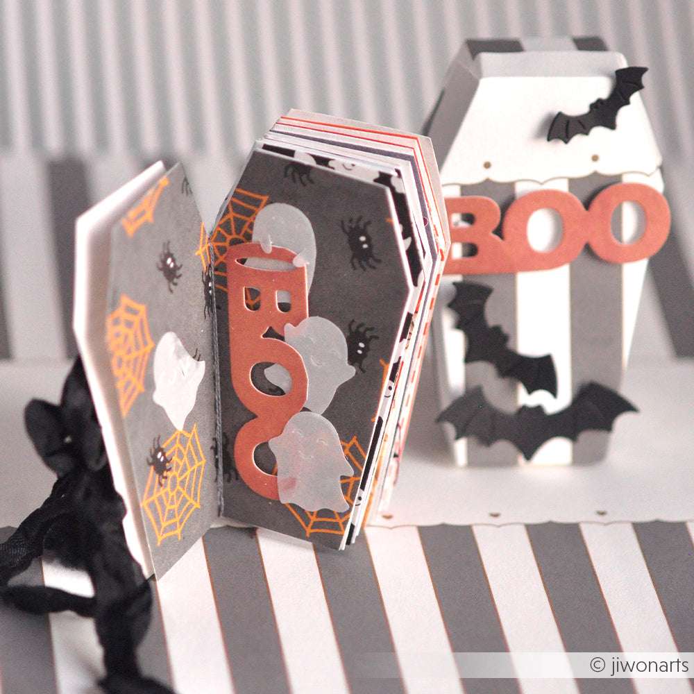 Die Halloween-Karten in Sargform von Alexandra Renke sind mit Designpapieren gestaltet und zeigen "BOO", Fledermäuse, Gespenster aus Motivstanze Gespenster und Spinnennetz-Details auf einem gestreiften Hintergrund.