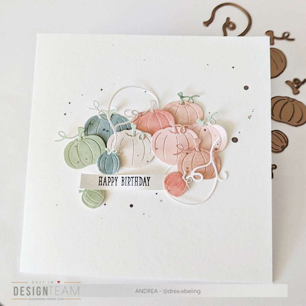 Handgefertigte Karte von Alexandra Renke mit pastellfarbenen Kürbissen, Blattakzenten und einem "Happy Birthday"-Banner auf weißem Untergrund. Die detaillierten Formen wurden mit dem Motivstanze Kürbis Set hergestellt.