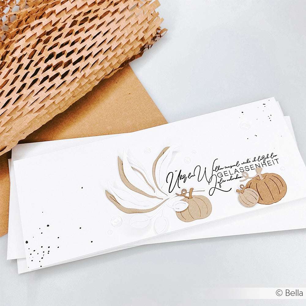 Eine handgefertigte Karte von Alexandra Renke mit Kürbissen, Blättern und deutschem Text - hergestellt mit dem Motivstanze Kürbis Set - auf einer weißen Oberfläche mit braunem Verpackungspapier.