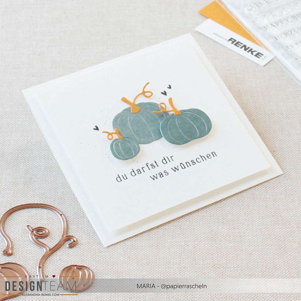 Handgemachte Karte mit drei blauen Kürbissen aus dem Alexandra Renke Motivstanze Kürbis Set und dem Text "Du darfst dir was wünschen" auf weißem Hintergrund.