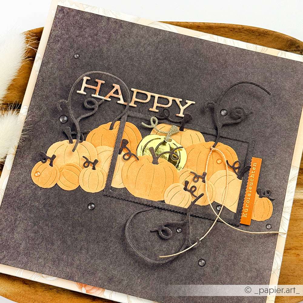 Handgemachte Karte mit Kürbissen aus dem Motivstanze Kürbis Set von Alexandra Renke, Wirbeln, HAPPY Text auf dunklem Designpapier und einem orangefarbenen "keep it together" Anhänger.