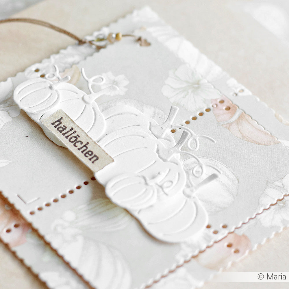 Weiß geprägte Kürbiskarte mit dem Alexandra Renke Motivstanze Kürbis Set, mit einem Hallöchen-Anhänger auf zartem floralem Hintergrund.