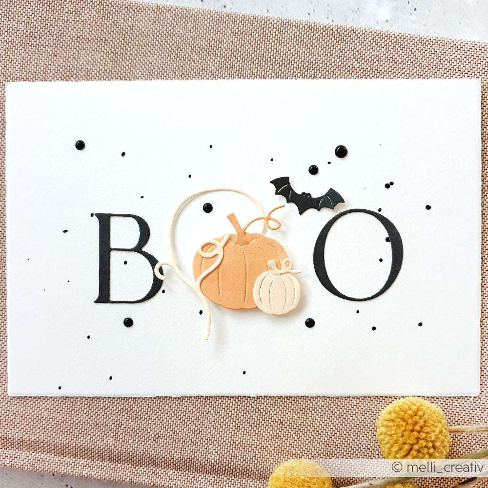 Handgemachte BOO-Karte von Alexandra Renke mit Kürbissen und einer Fledermaus, hergestellt mit DieCut Systemen und akzentuiert mit schwarzen Punkten auf Weiß. Perfekt für Halloween, unterstreicht sie den Charme des Motivstanze Kürbis Sets in jedem Detail.