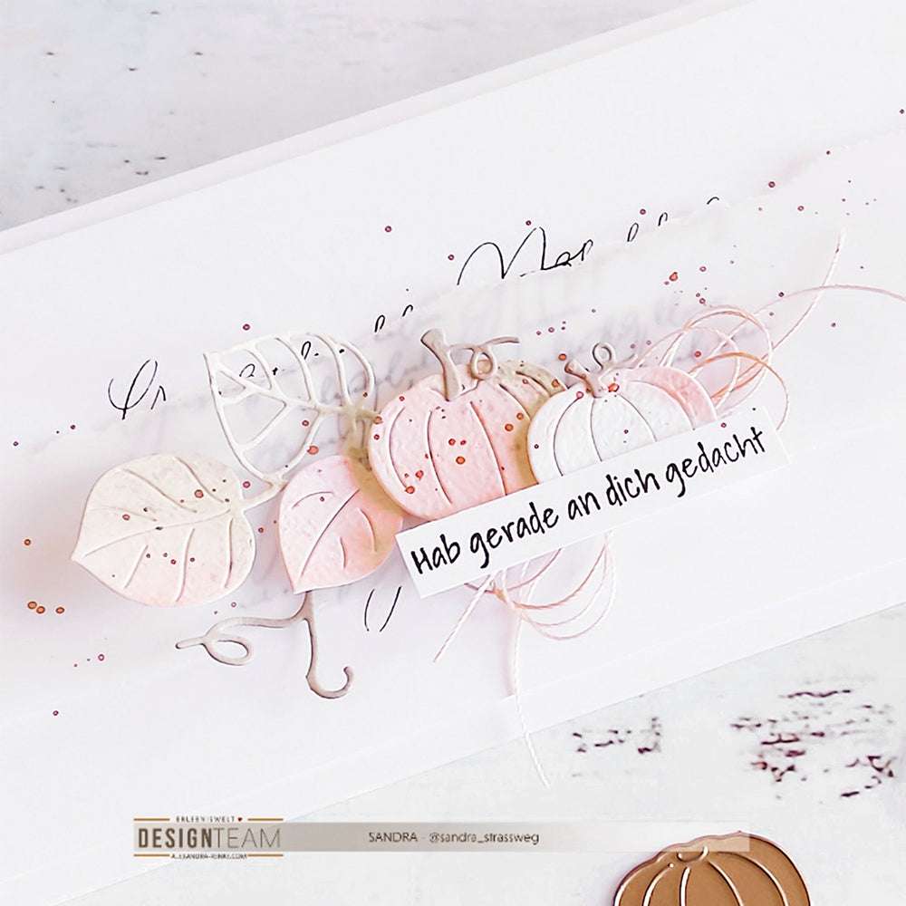 Weiße Karte von Alexandra Renke mit pastellfarbenen Kürbissen, rosa Kordel und "Hab gerade an dich gedacht" auf Deutsch. Verziert mit Designpapieren und einer Haselnusszweig-Motivstanze für einen liebevollen Akzent.