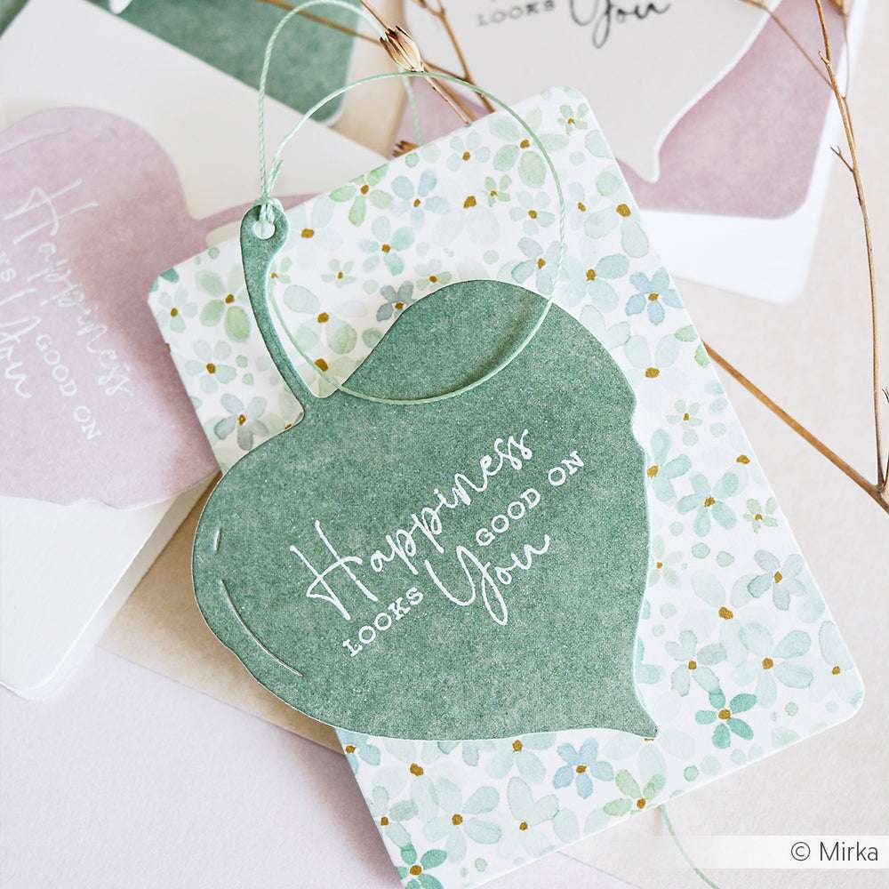 Grünes Blatt in Form eines Anhängers mit der Aufschrift "Das Glück steht dir gut" auf einer Blumenkarte, hergestellt mit der Motivstanze Lindenblätter von Alexandra Renke - perfekt für Dies für Papierbasteln und kompatibel mit den meisten Stanzsystemen.