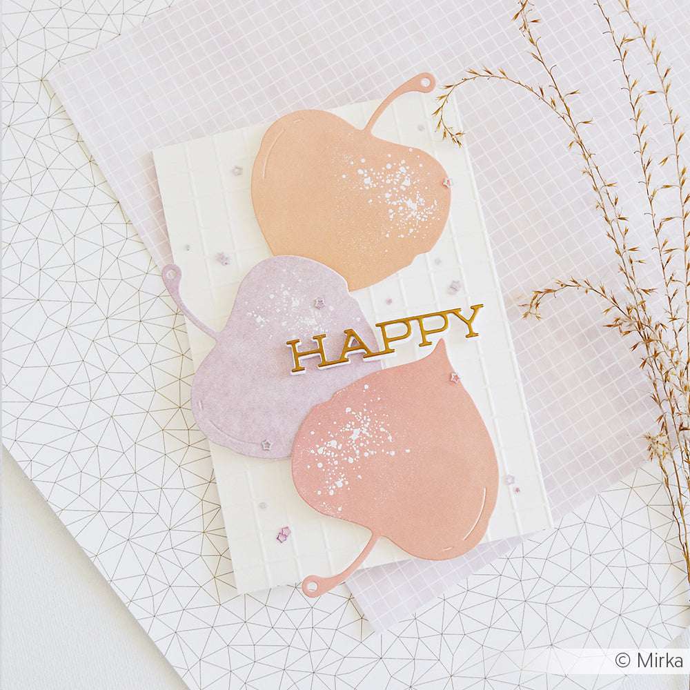 Eine handgefertigte Karte von Alexandra Renke mit zwei pastellfarbenen Herzformen, goldenem HAPPY-Text und zarten botanischen Akzenten, die mit hochwertigen Stanzformen für präzise Details hergestellt wurden.