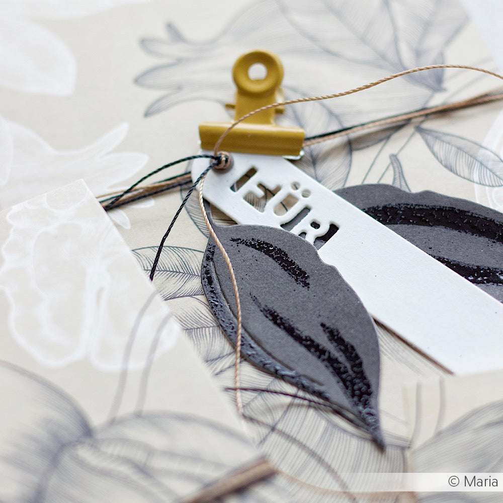 Geschenkanhänger mit "Für"-Text, schwarzen Blättern, Garn und einer goldenen Klammer auf floral bedruckten Designpapieren von Alexandra Renke - perfekt zum Personalisieren mit Ihren bevorzugten DieCut Systemen oder Motivstanze.