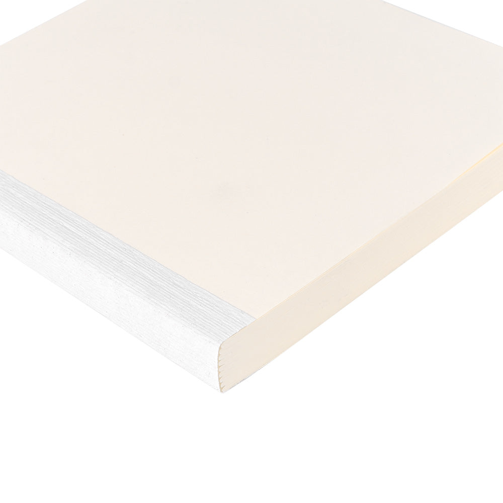 Nahaufnahme eines leeren, dicken Stapels von ☆ weißen Papierblättern mit sichtbarem Buchblockrücken auf weißem Hintergrund.