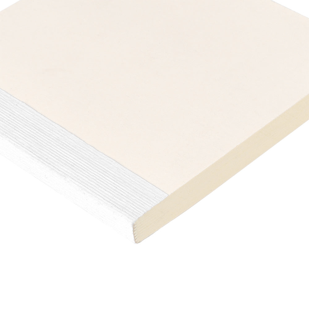 Eine Nahaufnahme zeigt die Ecke eines ☆ Buchblocks - eines Stapels leerer, weißer, rechteckiger Blätter, die sich ideal für ein Gästebuch oder Fotobuch eignen.