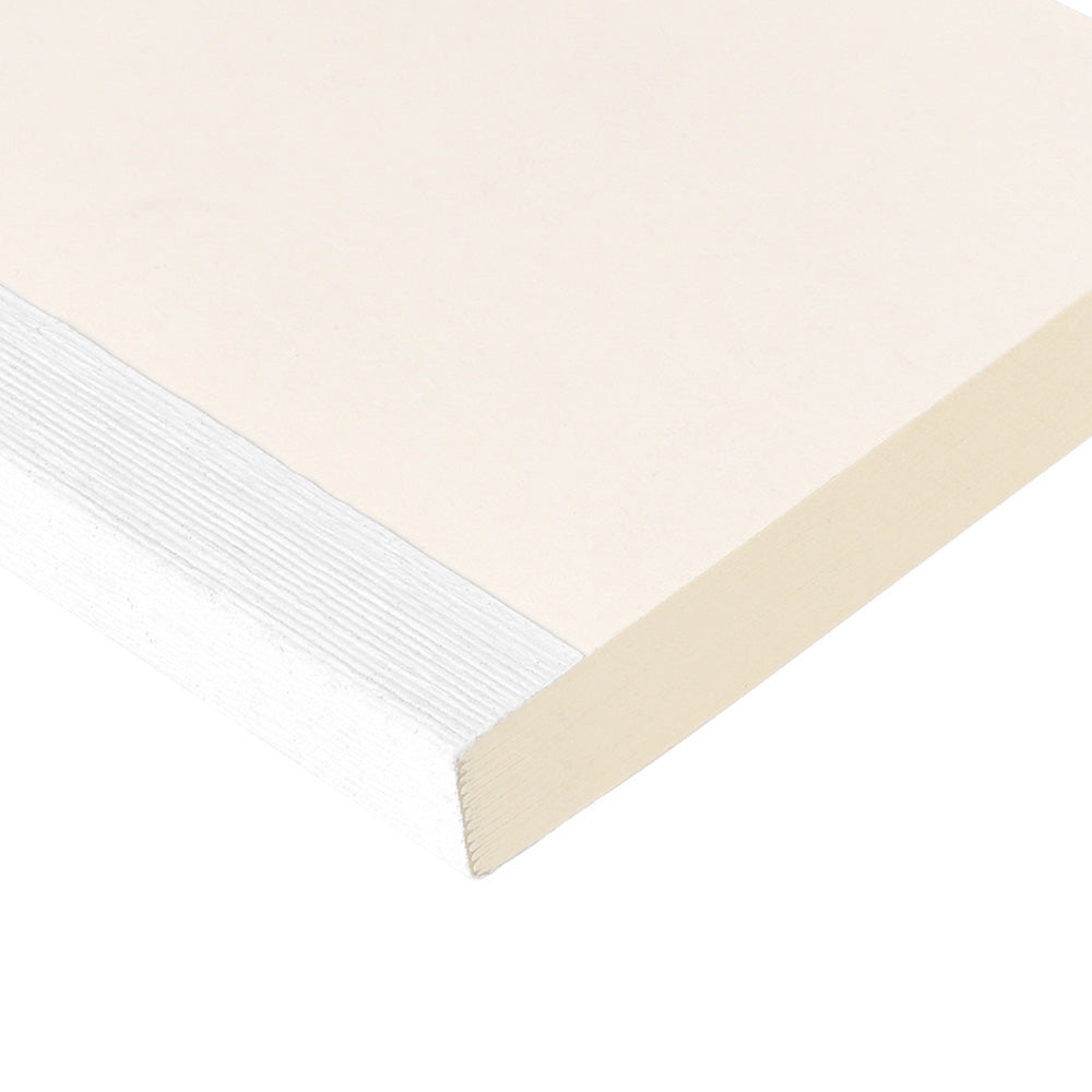 Eine Nahaufnahme der Ecke eines Alexandra Renke Buchblocks - ein Stapel einfacher, weißer, ungefütterter Blätter, die sich perfekt für die Gestaltung eines Gästebuchs oder Fotobuchs eignen.