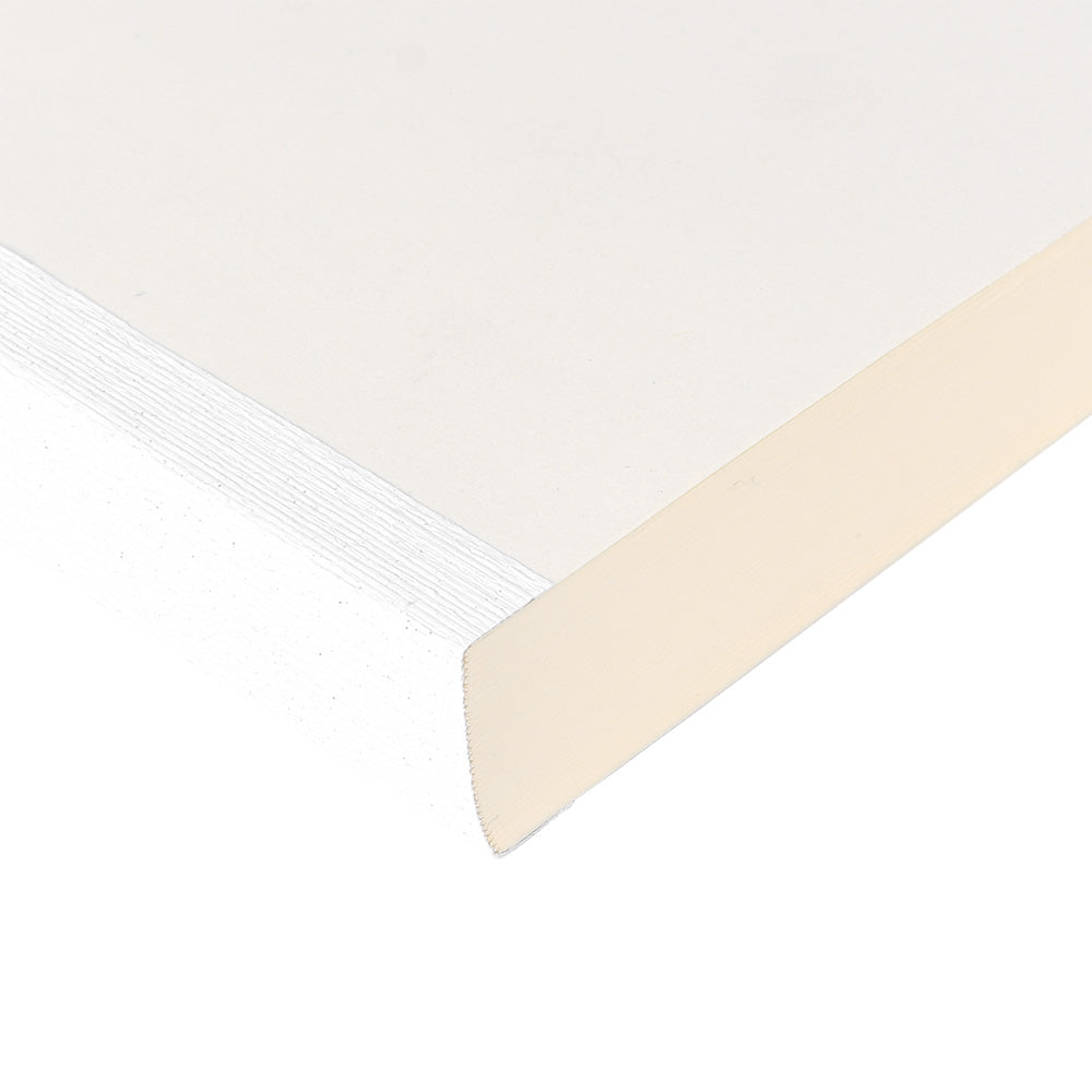 Nahaufnahme der Ecke eines geschlossenen Taschenbuchs von ☆ mit weißen Seiten und beigem Einband.