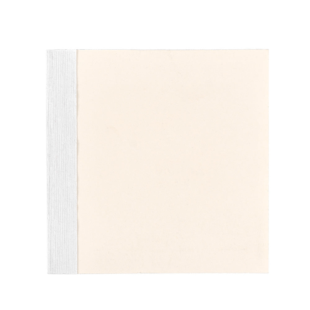 Ein leeres, quadratisches, cremefarbenes ☆ Blatt mit einem strukturierten weißen Streifen auf der linken Seite, perfekt als Gästebuch oder Buchblock in Ihrem individuellen Fotobuch.