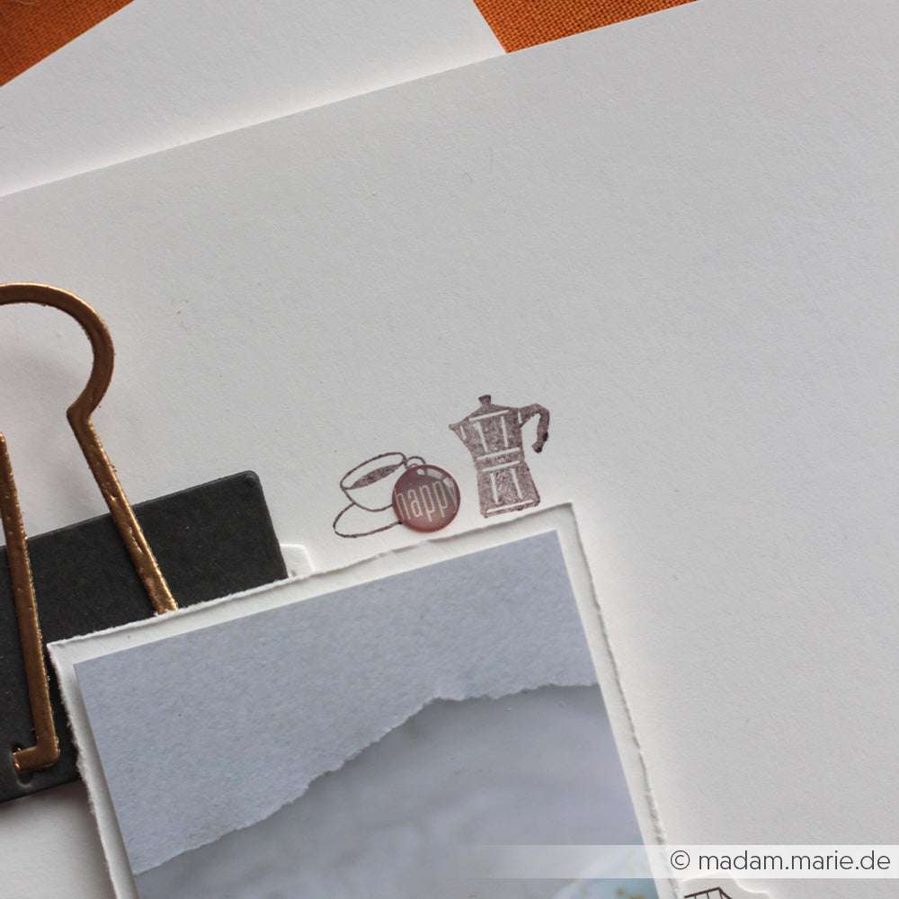 Eine Kaffeetasse, eine Untertasse, eine Mini Espressokanne und der Text "kapp", gestempelt mit einem Akzent-Stempel von Alexandra Renke auf weißem Papier, gehalten von einer Heftklammer.