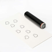 Schwarzer Stempelroller und Stempelbogen von Alexandra Renke mit kleinen, schlichten Gespensterillustrationen - ideal, um einzigartige Stempelmotive zu kreieren oder mit einem Akzent-Stempel eine spielerische Note zu setzen.