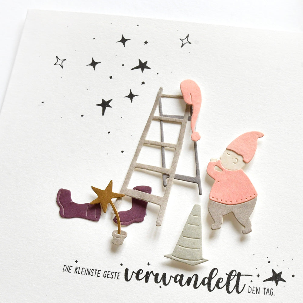 Zwei Wichtelfiguren, eine Leiter, Sterne und ein deutscher Text erscheinen auf einem weißen Hintergrund mit verspieltem Dekor - ideal für charmante Projekte mit einem Alexandra Renke Holzstempel oder Akzent-Stempel. Mit skurrilen Mini Stern Motiven.