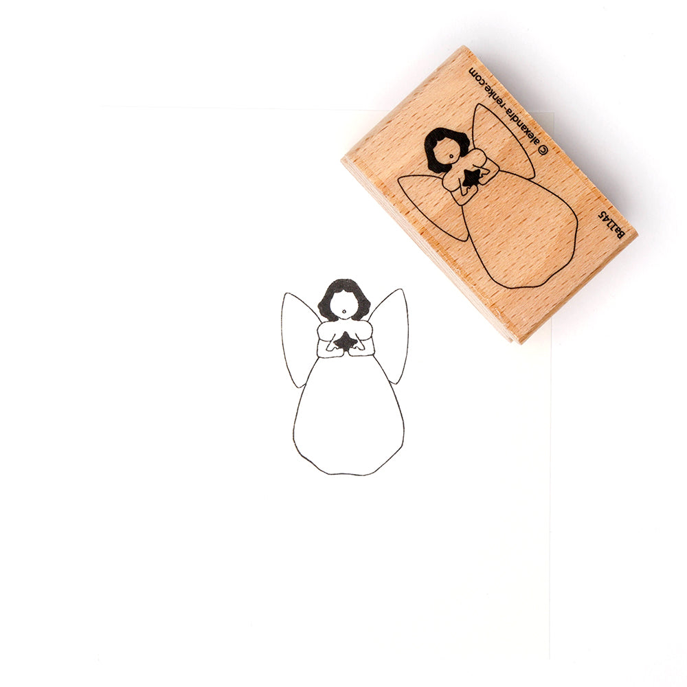 Ein Holzstempel von Alexandra Renke mit einem Engelsmotiv aus der bezaubernden Stempelmotive-Kollektion ist neben dem Abdruck mit schwarzer Tinte auf weißem Papier zu sehen.