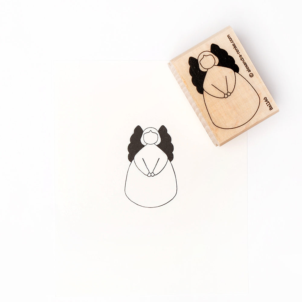 Ein Stempelgummi von Alexandra Renke stempelt einen Engel in schwarzer Farbe mit dunklen Flügeln und gefalteten Händen - ideal für einzigartige Papierprojekte oder zum Kombinieren mit anderen beliebten Holzstempelmotiven.