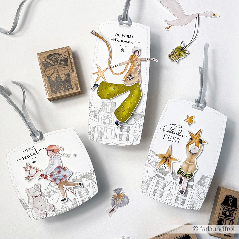 Drei illustrierte Geschenkanhänger von Alexandra Renke zeigen festliche Figuren, Sterne und deutsche Feiertagsgrüße auf weißem Hintergrund - perfekt für Papierprojekte oder in Kombination mit Ihrem Lieblingsholzstempel.