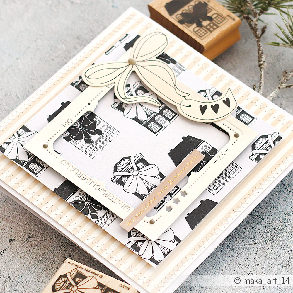 Handgefertigte Alexandra Renke Grußkarte mit Schleife, Rahmen und schwarz-weißen Geschenk- und Hausmotiven auf einem mehrschichtigen Hintergrund - ideal für Papierprojekte oder die Verwendung Ihres Lieblingsholzstempels.