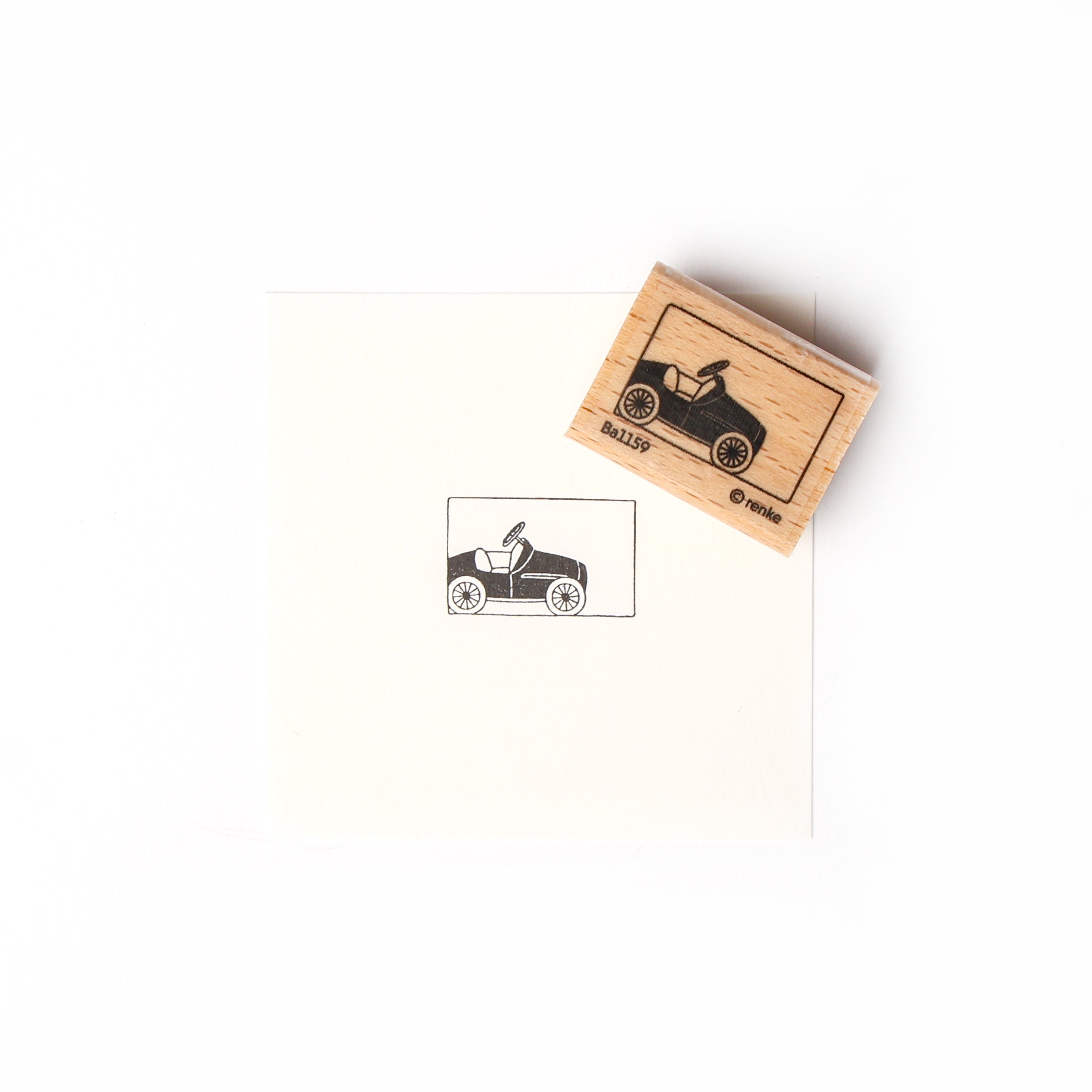 Ein Holzstempel von Alexandra Renke mit einem schlichten Seifenkisten-Automotiv auf weißem Papier gedruckt - ideal für die Herstellung charmanter Stempelmotive.