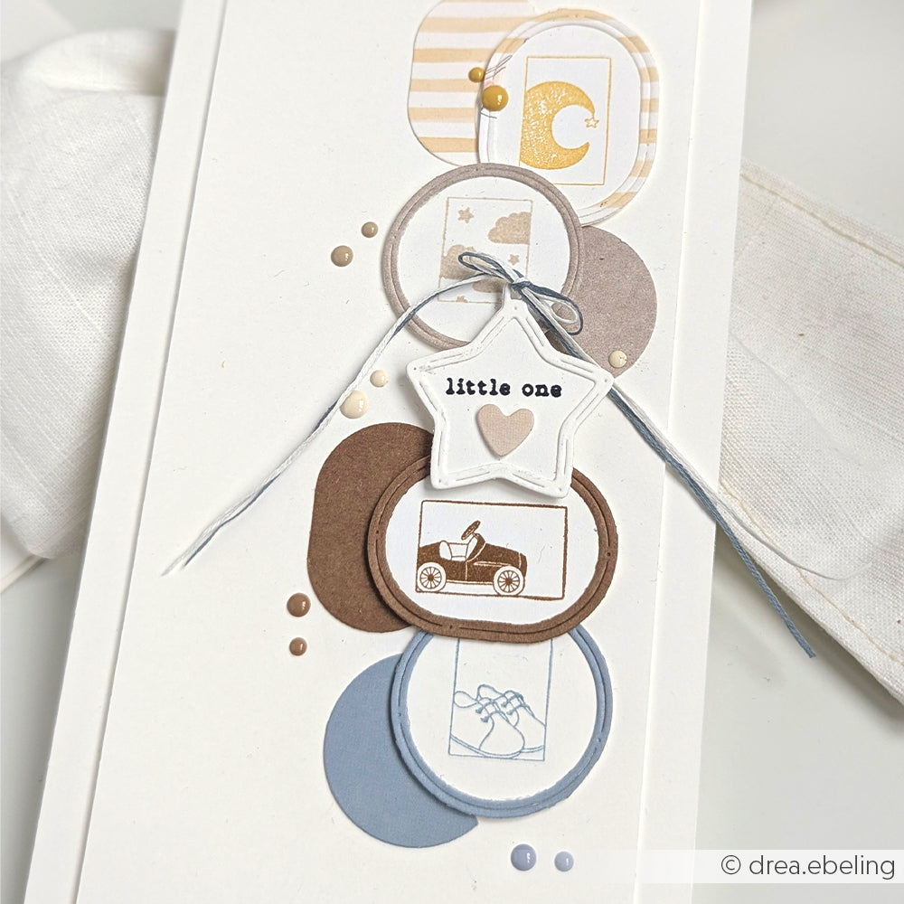 Handgefertigte Karte mit Kreisen, Symbolen zum Thema Baby, einem Sternanhänger mit der Aufschrift "Kleines" und neutralen Pastellfarben, mit charmanten Designs von Alexandra Renke.
