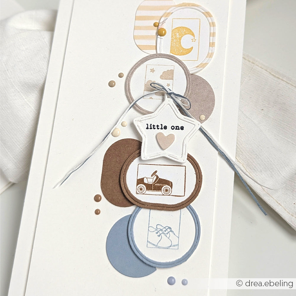 Vertikale Karte von Alexandra Renke mit Kreisen, Baby-Symbolen, einem "Kleines"-Sternchen und sanften, neutralen Tönen - ideal zum Kombinieren mit Lieblingsschühchen oder zum Gestalten mit einem Holzstempel.