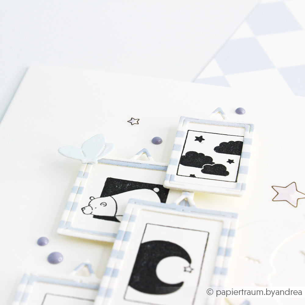 Drei kleine gerahmte Drucke mit schwarzen und weißen Sternmotiven, akzentuiert in Lila auf weißem Karton, erstellt mit Holzstempel und Stempelkissen - ein Accessoire von Alexandra Renke, das jedem Raum Charme verleiht.