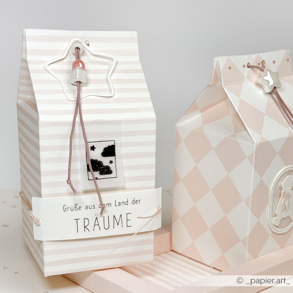 Zwei pastellfarbene Geschenkschachteln von Alexandra Renke mit Sternendekor und deutschem Text sind gestreift und kariert - perfekt für Papierprojekte oder zum Verschenken mit Ihren Lieblings-Holzstempeln.