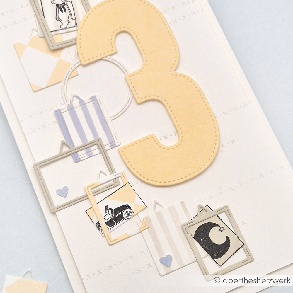 Eine Karte von Alexandra Renke mit einer großen gelben Zahl 3, Rahmen und kleinen illustrierten Karten auf Weiß - ideal für die Kombination mit Holzstempel- oder Stempelgummi-Designs.