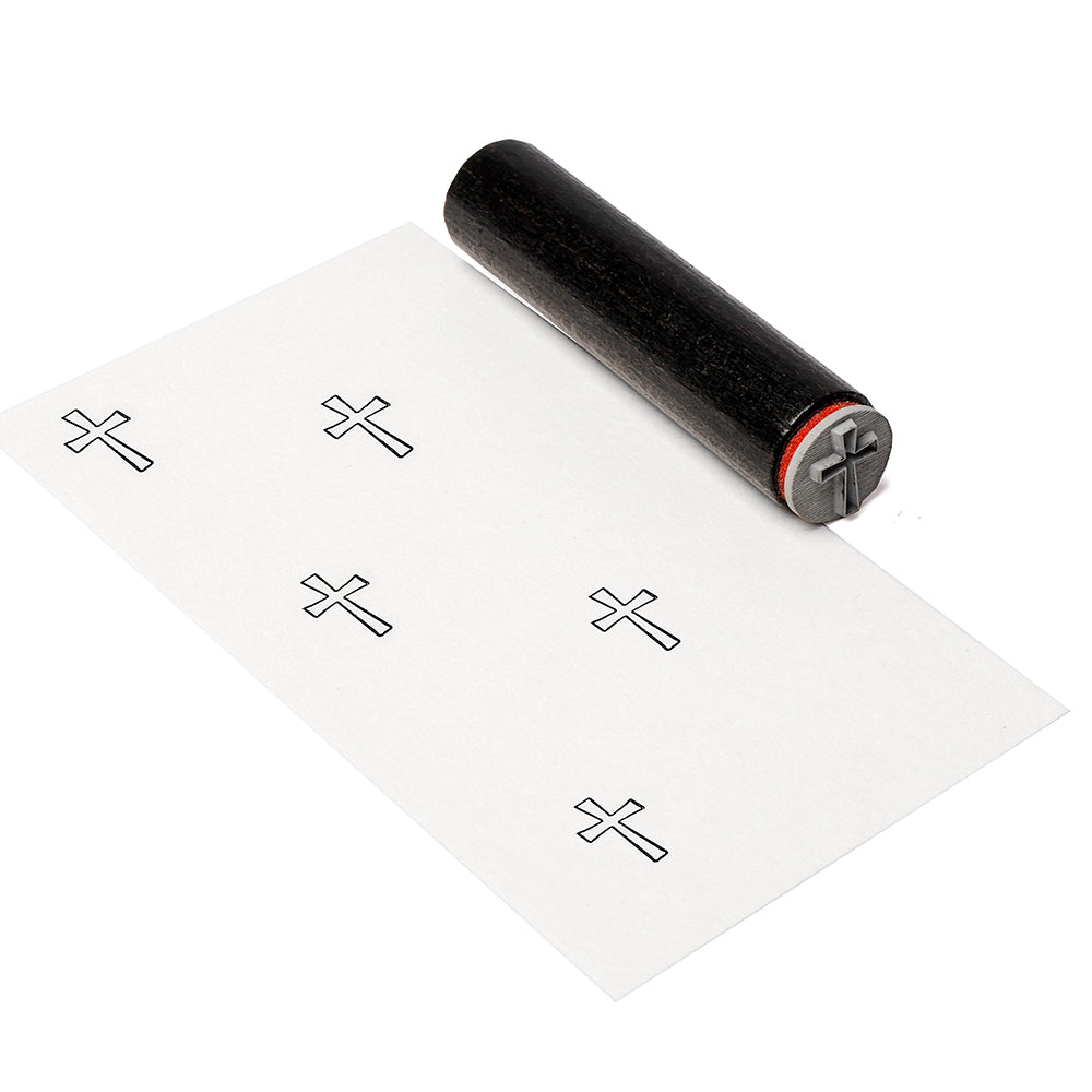 Ein Alexandra Renke Holzstempel mit einem Kreuzmotiv wird neben einem mit mehreren Kreuzen gestempelten Papier gezeigt, das mit dem Alexandra Renke Mini Kreuz Outline Stempel und Stempelkissen hergestellt wurde.