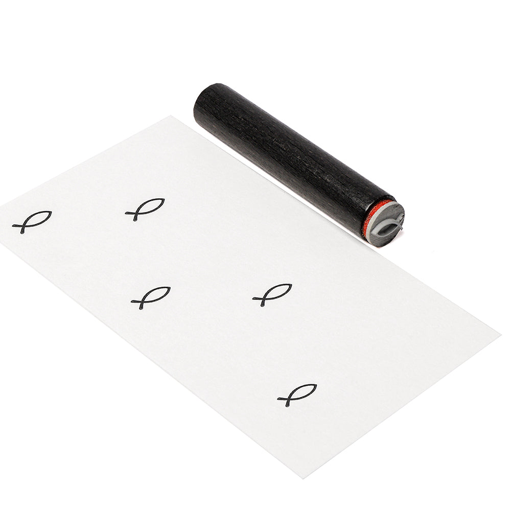 Der Alexandra Renke Mini Ichthys Fisch Stempelroller druckt schwarze christliche Fischsymbole auf weißes Papier, ideal für kreative Projekte mit Ihrem Lieblingsfarbkissen oder als einzigartiges Stempelzubehör.