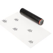 Ein schwarzer Holzstempel aus Gummi von Alexandra Renke und Papier mit einem sich wiederholenden gestempelten Blattmotiv, das das Mini Palmzweig Motiv als eleganten Akzentstempel enthält.