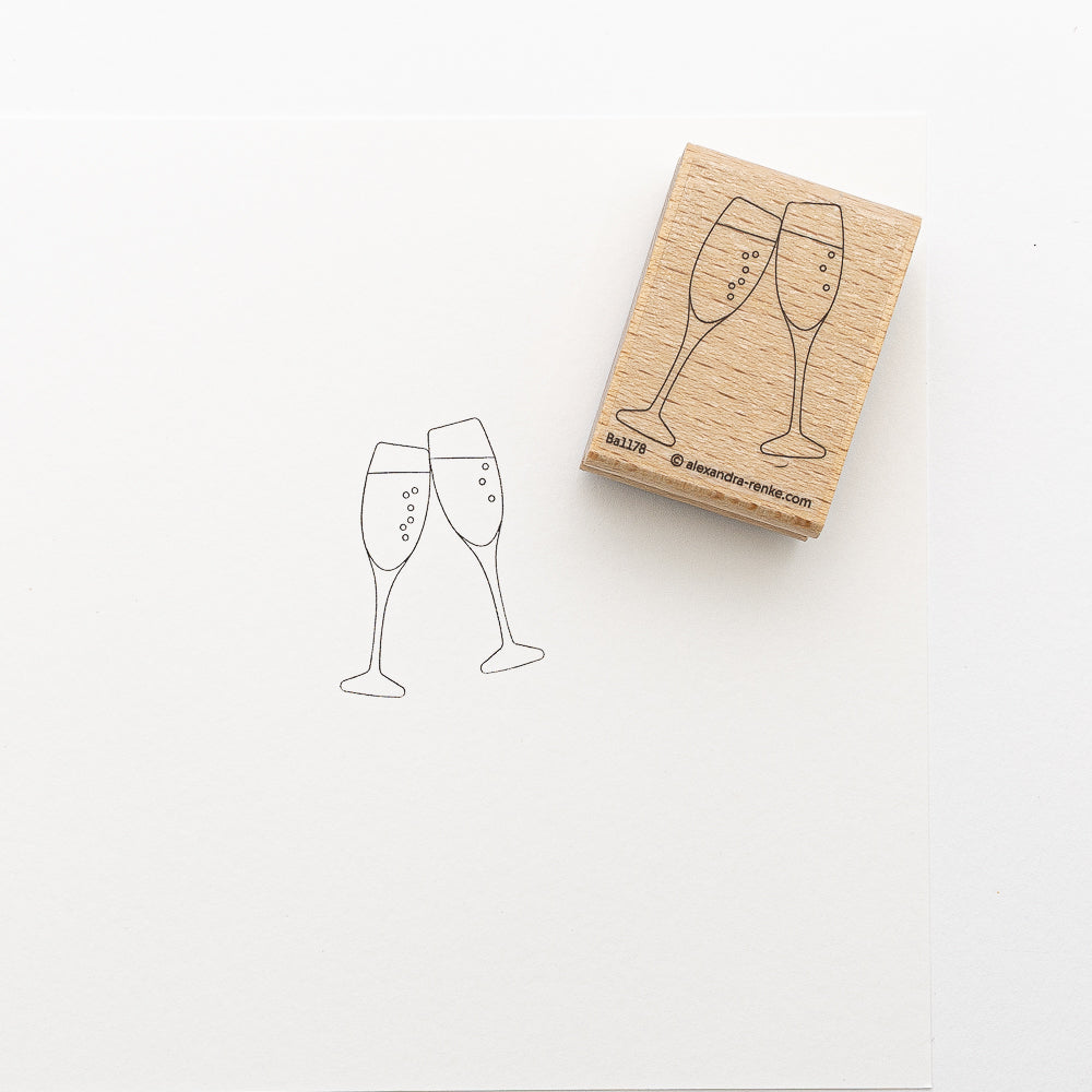 Alexandra Renke Gummistempel mit zwei stoßenden Sektgläsern - perfekt für Stickereiprojekte. Auf weißem Papier und mit abwaschbarer Tinte erzielen Sie die besten Ergebnisse für Ihre kreativen Stickideen.