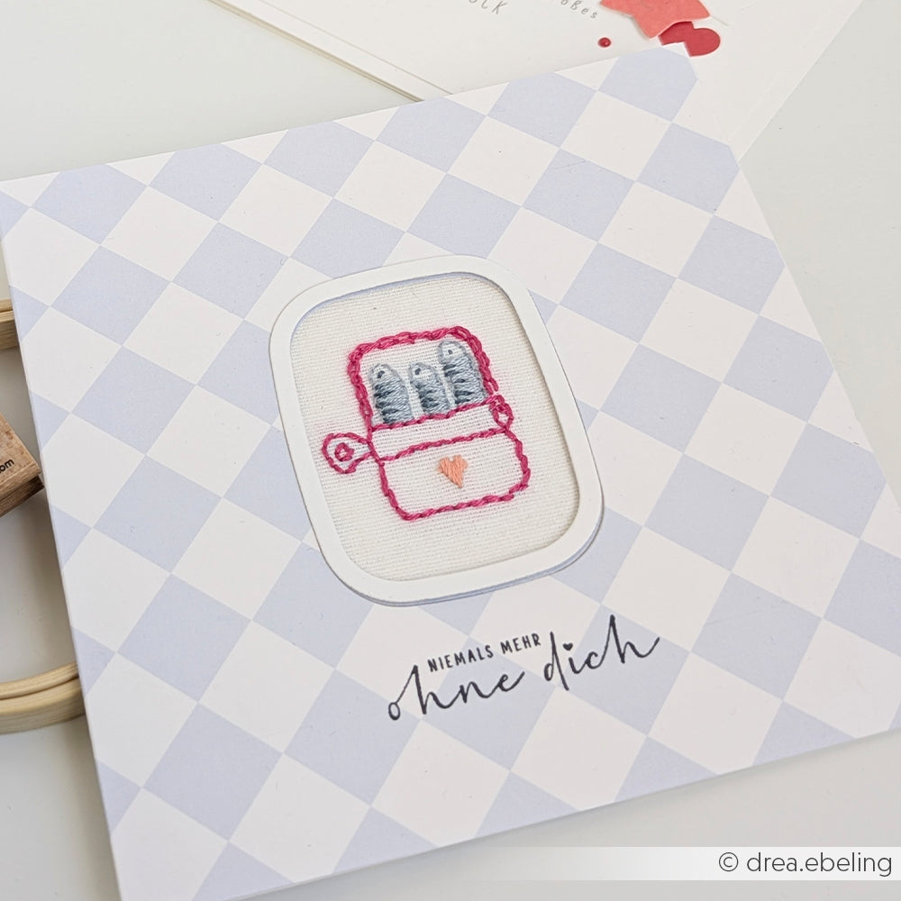 Alexandra Renke Grußkarte mit gesticktem Briefkasten und Herz auf pastellfarbenem, kariertem Hintergrund mit deutschem Text - ideal für einzigartige Geschenke oder besondere Stickprojekte.