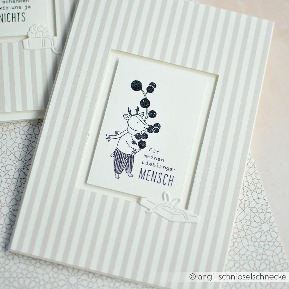 Handgefertigte Grußkarte mit einer gestempelten Illustration eines Rentiers, das Beeren in den Hufen hält, und dem deutschen Text „Für meinen Lieblingsmensch“.