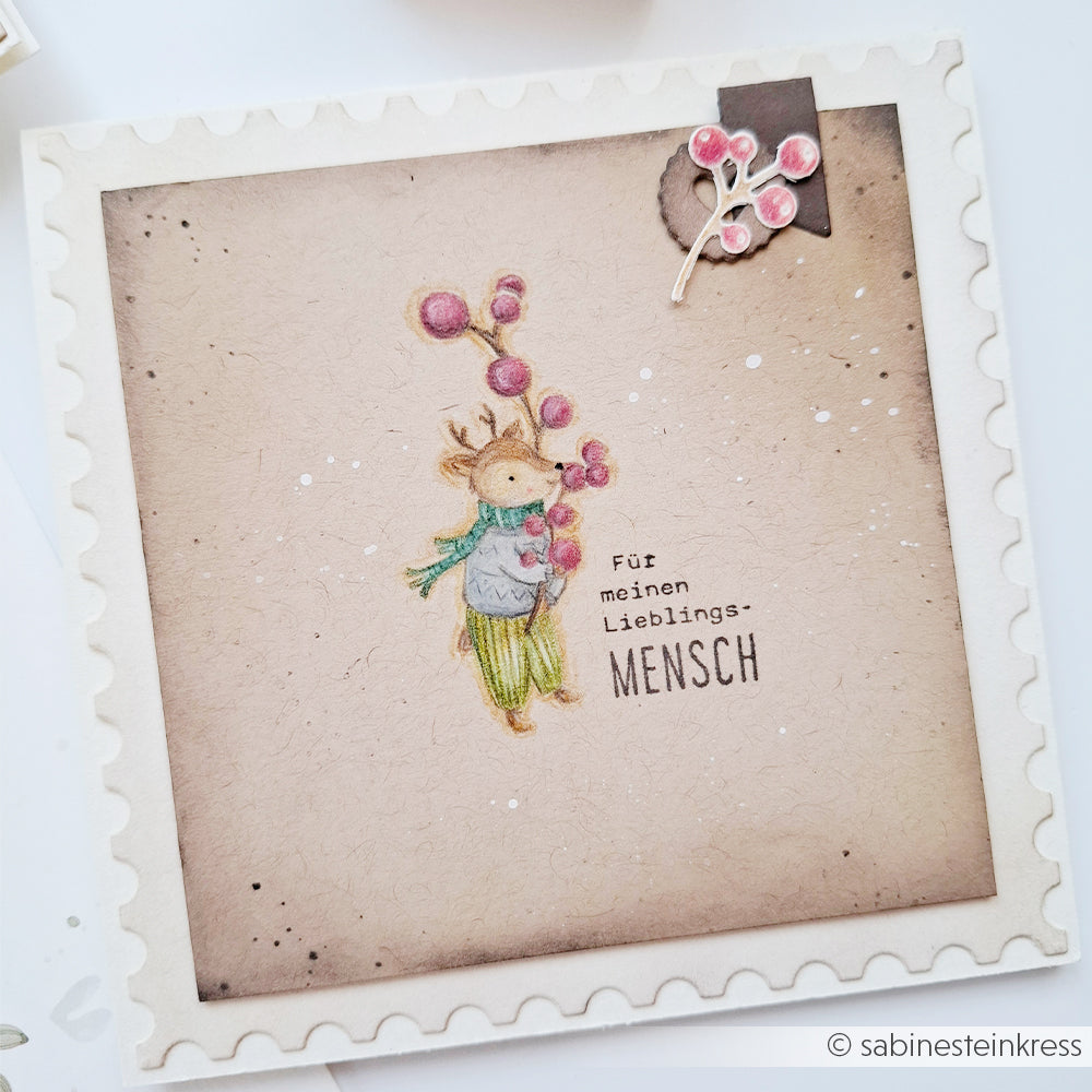 Grußkarte mit einer Holzstempel-Zeichnung eines Rehs, das Beeren trägt, und der Aufschrift LIEBLINGS-MENSCH.