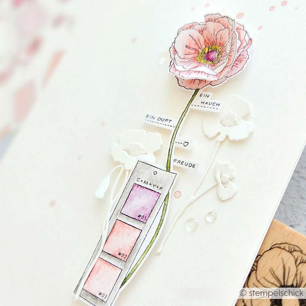 Eine zartrosa Blumenillustration von Alexandra Renke mit CMYK-Farbfeldern, kleinen deutschen Textetiketten und Papierprojekte-Inspiration auf weißem Hintergrund.