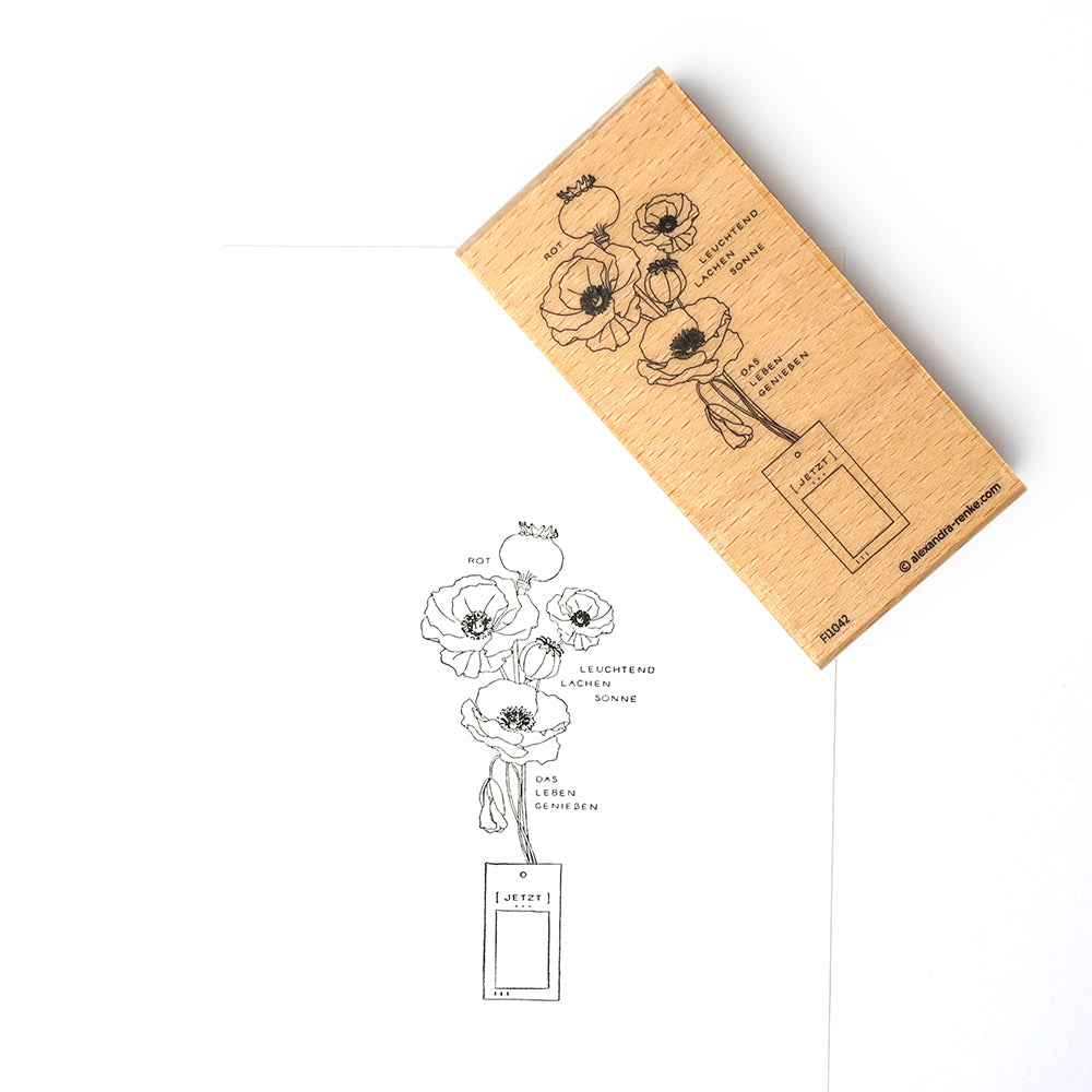 Alexandra Renke Holzstempel mit einer beschrifteten Strichzeichnung von Mohnblumen, dazu ein passendes Stempelbild auf weißem Papier - ideal für Papierprojekte und den kreativen Einsatz mit Stempelgummi.