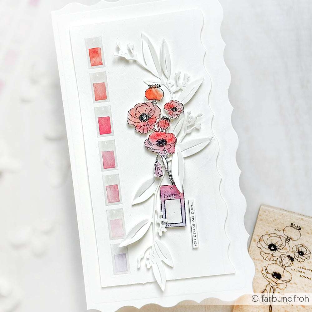 Die handgefertigte Karte von Alexandra Renke zeigt Aquarellblumen, rosa Flecken und weiße Wellenkanten auf einem hellen Hintergrund - ideal für Papierprojekte oder zur Präsentation Ihrer Lieblings-Holzstempel-Motive.