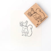 Der Alexandra Renke Eichhörnchen Stempel zeigt ein Eichhörnchen in einem Kleid mit einer Geschenkbox, ideal für Stempeln für Anfänger und zum Hinzufügen von charmanten Details zu Ihren kreativen Projekten.
