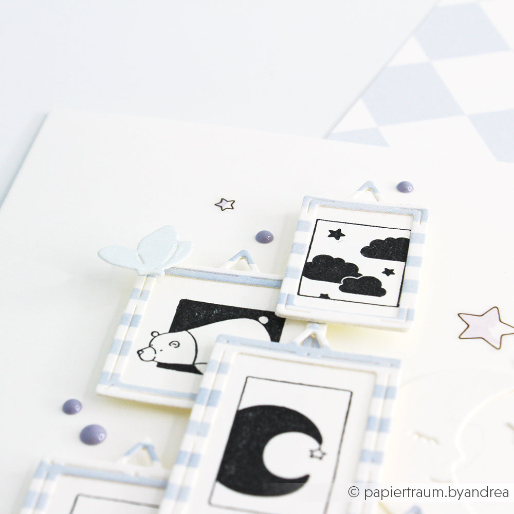 Drei kleine, gerahmte Schwarz-Weiß-Zeichnungen von Alexandra Renke mit Sternen, Wolken und einem Bären - verziert mit Punkten und einem Schmetterling - eignen sich perfekt als Motivstempel oder in Kombination mit Ihren Lieblingsstempelkissen.