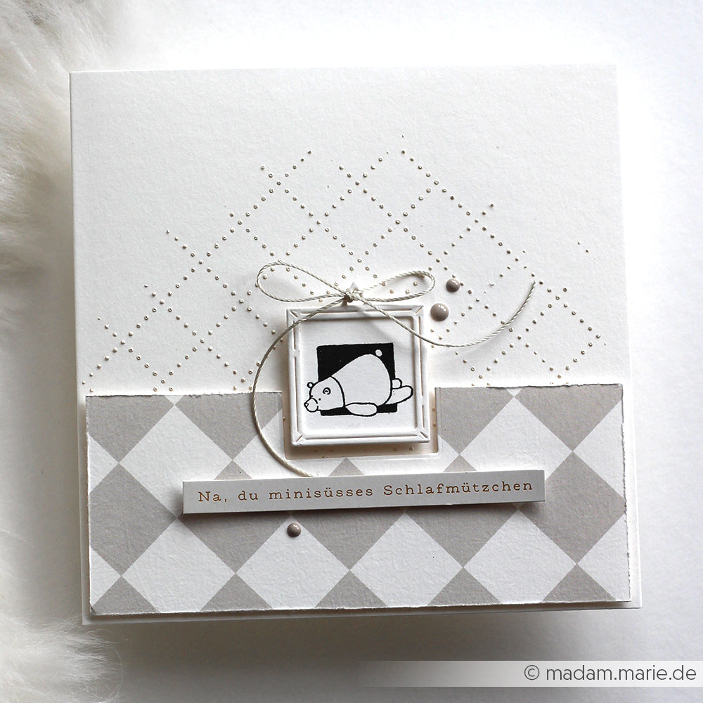 Handgefertigte Karte von Alexandra Renke mit einer kleinen schlafenden Tierzeichnung mit deutschem Text auf einem weiß-grau gemusterten Hintergrund - ideal für einzigartige Papierprojekte.