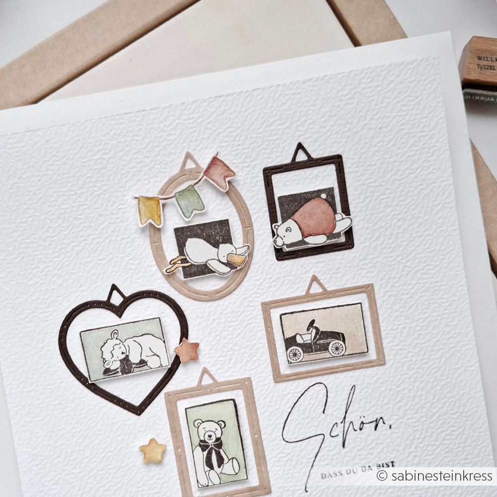 Fünf gerahmte Tier- und Spielzeugillustrationen mit Stern- und Wimpelakzenten auf strukturierten weißen Papierprojekten von Alexandra Renke, perfekt für kreative Holzstempel-Liebhaber.