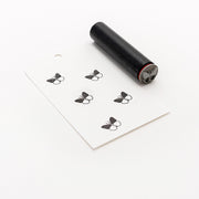 Schwarzer Gummistempel und gestempelter Schmetterling auf einem weißen Anhänger mit Loch, mit dem Alexandra Renke Mini Schmetterling Holzstempel als elegantem Akzentstempel.