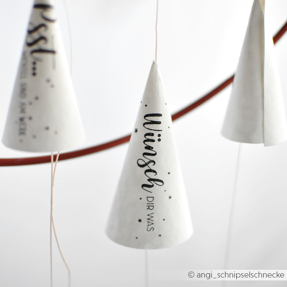 Eine hängende weiße Papiertüte von Alexandra Renke mit dem Schriftzug "Wünsch dir was" - ideal für Papierprojekte und leicht zu personalisieren mit Ihren Lieblingsholzstempeln und Stempelkissen.