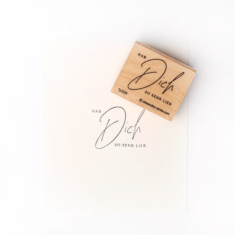 Ein Alexandra Renke Holzstempel stempelt "Hab Dich so sehr lieb" auf Papier - ideal für bezaubernde Papierprojekte oder zum Personalisieren mit Ihren Lieblings-Stempelgummi-Motiven.